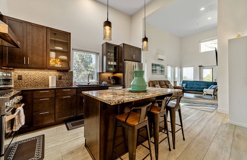 Gold Beach Apartment | Stunning apt near the ocean with gas fireplace, partial water views & grill