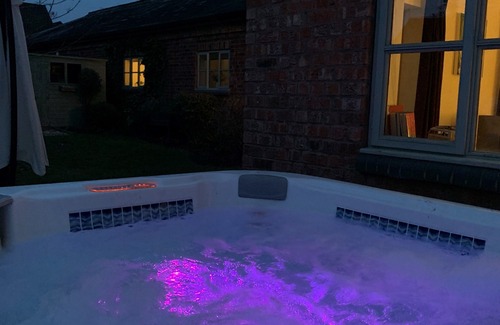 Powick House | Stunning Barn with hot tub close to Worcester Malvern sleeps 6