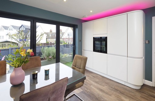 Petham House | Stunning Bungalow & Views Private Parking for 3 Cars & Tesla Power Point