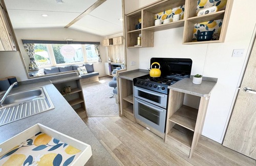 Netley House | Stunning caravan with decking & Wi-Fi at Solent Breeze in Hampshire ref 38219SB
