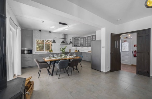 Espargal Villa | Stunning Countryside Villa w Private Garden & Pool