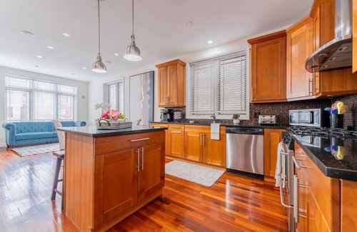 Pulaski Park House | Stunning Duplex-4BD/3BA *Prime Location* Sleeps 12