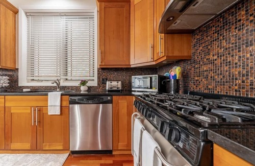 Pulaski Park House | Stunning Duplex-4BD/3BA *Prime Location* Sleeps 12