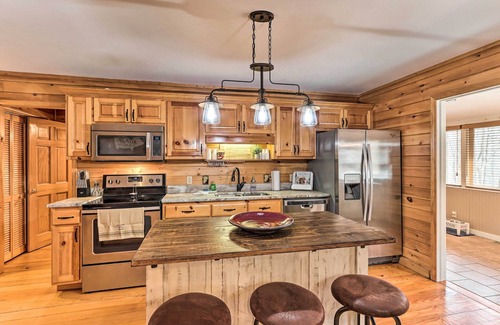 Walnut Mountain Cabin | Stunning Ellijay Cabin w/Community Amenities