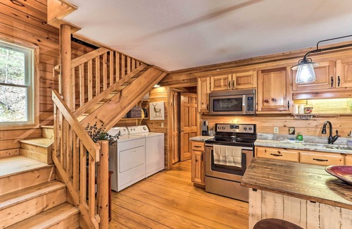 Walnut Mountain Cabin | Stunning Ellijay Cabin w/Community Amenities