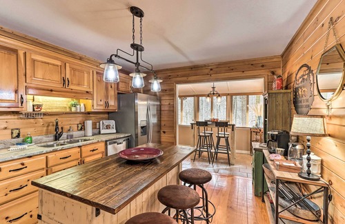 Walnut Mountain Cabin | Stunning Ellijay Cabin w/Community Amenities
