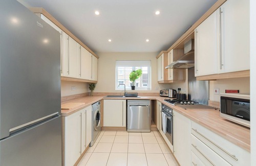 Bingham House | Stunning Garden House with Free WIFI and Parking