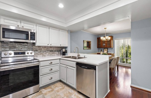 Kensington House | Stunning Home in San Diego - With Pool