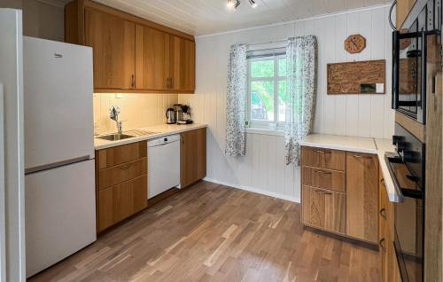 Djønno House | Stunning Home In Vallavik With Wifi