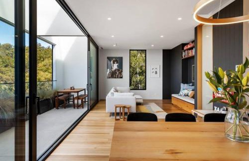 West Hobart Villa | Stunning home with Breathtaking Views