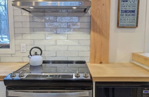 Cressy House | Stunning lakefront 4 season cottage in PEC