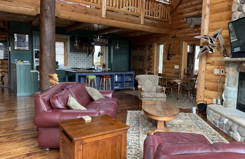 Mukwonago Cabin | Stunning Log Cabin Getaway Near Lake Beulah *Pool Table*Grill