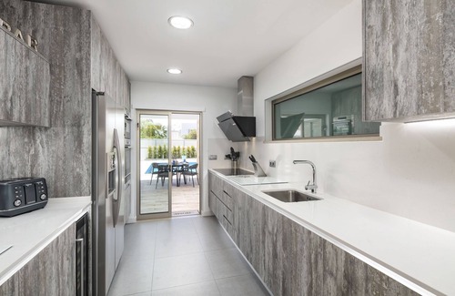 Castelo Villa | Stunning Luxury Villa in High Class Quiet Residential Area - Walkable to Beaches