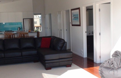 Whangamata House | Stunning modern house 150m from ocean beach