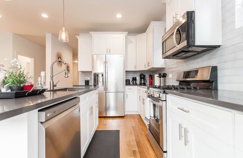 Albany Park House | Stunning New 6 Bedroom Home w/Parking in Chicago (Superhosts)