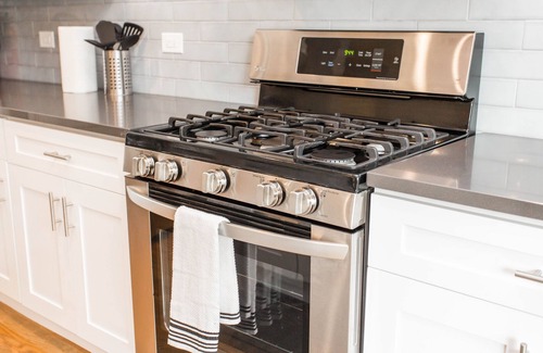 Albany Park House | Stunning New 6 Bedroom Home w/Parking in Chicago (Superhosts)