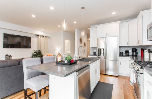 Albany Park House | Stunning New 6 Bedroom Home w/Parking in Chicago (Superhosts)