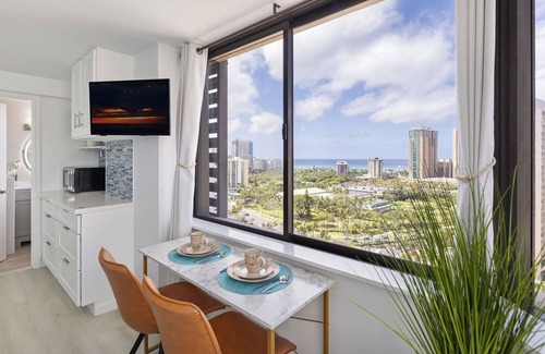 McCully - Moiliili Condo | Stunning Ocean View/Exquisite Renovated Studio/King Bed/Walk to Beach
