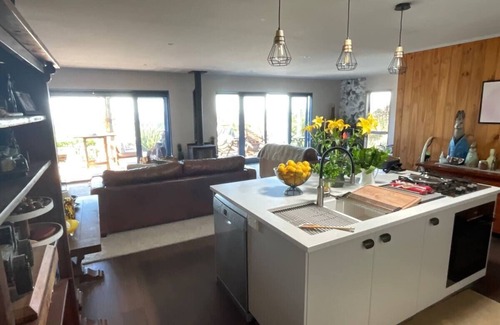 Katikati House | Stunning Ocean Views from Waihi Beach -Mt Maunganui, Private Rustic country home