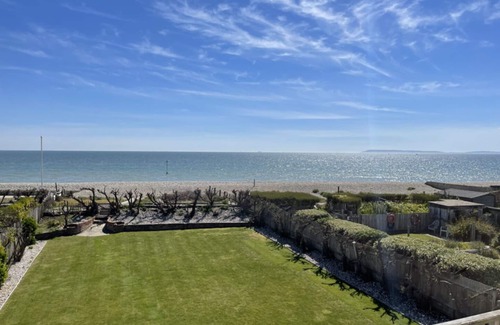 Wittering House | Stunning open-plan property on the beach