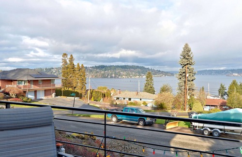Bryn Mawr-Skyway House | Stunning PNW Mid-Century Seattle Home w/Lakefront Views! Sleeps Up to 16 Guests