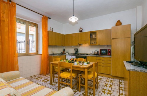 Montefollonico House | Stunning private villa for 5 people with A/C, WIFI, TV, patio, pets allowed and panoramic view