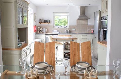 Dunvegan House | Stunning private villa for 6 guests with WIFI, TV and patio