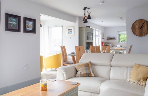 Dunvegan House | Stunning private villa for 6 guests with WIFI, TV and patio