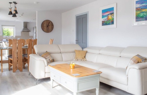 Dunvegan House | Stunning private villa for 6 guests with WIFI, TV and patio