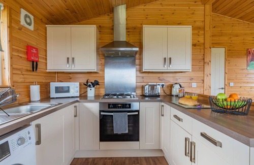 Kinross House | Stunning private villa for 6 guests with WIFI, TV, balcony and pets allowed