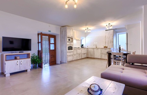 Jadreski House | Stunning private villa for 6 people with WIFI, private pool, A/C, TV, terrace and pets allowed