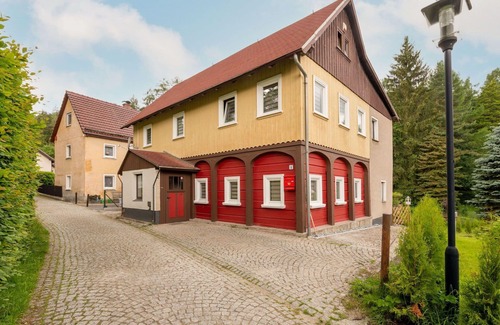 Oybin House | Stunning private villa for 10 guests with hot tub, WIFI, TV, patio and pets allowed