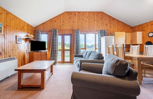 Glen Urquhart House | Stunning private villa for 4 guests with WIFI, TV and pets allowed