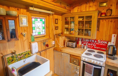 Balnain House | Stunning private villa for 3 people with WIFI, TV, pets allowed and panoramic view