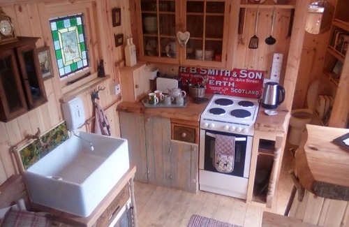 Balnain House | Stunning private villa for 3 people with WIFI, TV, pets allowed and panoramic view