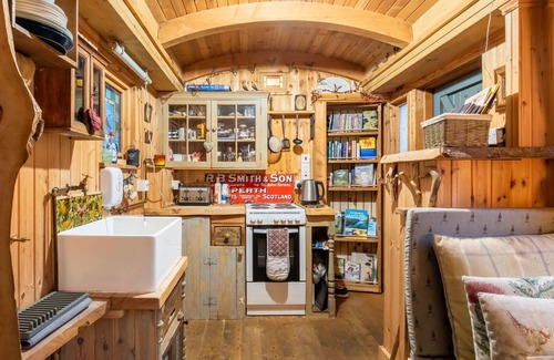 Balnain House | Stunning private villa for 3 people with WIFI, TV, pets allowed and panoramic view