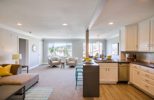 North Pacific Beach Condo | STUNNING TOP LEVEL END UNIT * 3 BLOCKS TO OCEAN * VIEW