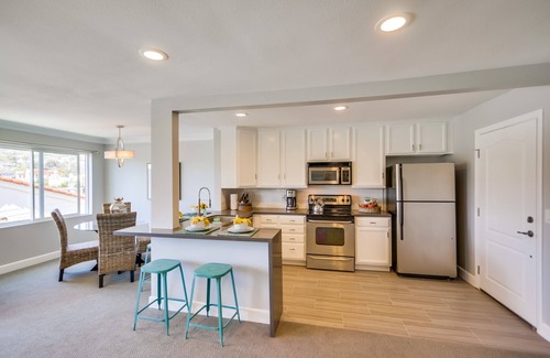 North Pacific Beach Condo | STUNNING TOP LEVEL END UNIT * 3 BLOCKS TO OCEAN * VIEW