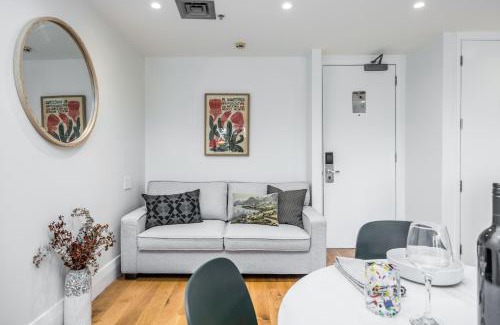 Auckland Central Business District Apartment | Stunning Viaduct Apartment w Harbour views, Spa Pool and FREE Parking