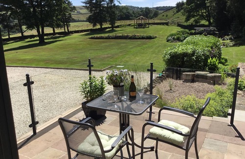 Hepworth Apartment | Stunning Views & Short Walk to Holmfirth. Very Secluded. WI-FI. King bed.