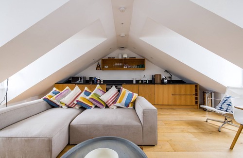 Colville Apartment | Stunning views, top floor flat