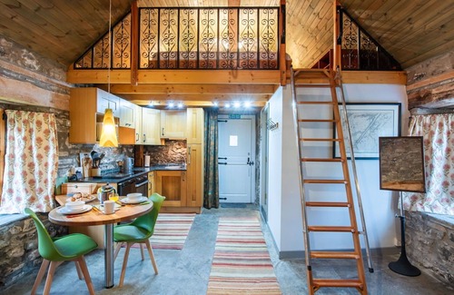 Invermoriston House | Stunning villa for 2 guests with WIFI and parking