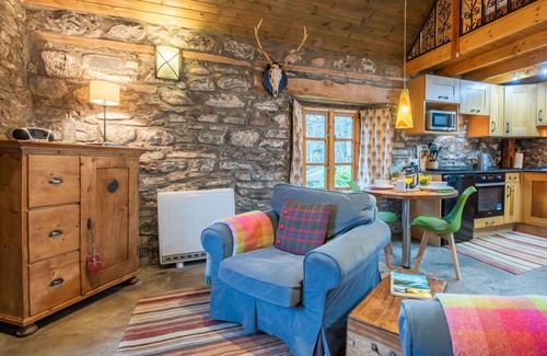 Invermoriston House | Stunning villa for 2 guests with WIFI and parking
