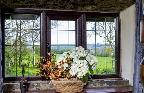 Bury House | Stunning villa for 2 guests with WIFI, TV and pets allowed