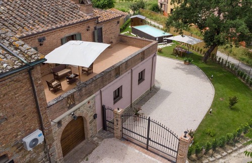 Lucignano Villa | Stunning villa with A/C, sauna, hot tub, WIFI, private pool, TV, patio, close to Montepulciano