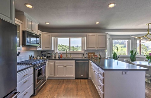 Sebastopol House | Stunning West Sonoma Retreat with Spectacular Pool, Gardens, and Views