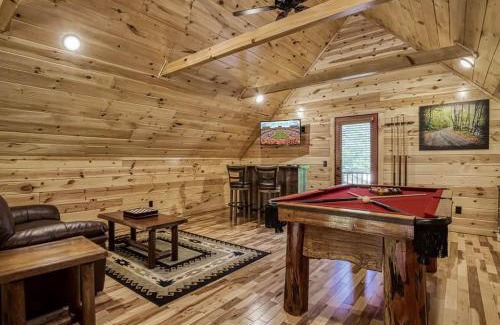 White Oak Lodge House | Stunning32 with Free Tickets to Dollywood,Anakeesta,Aquarium,Ziplining&MoreBeds on main level