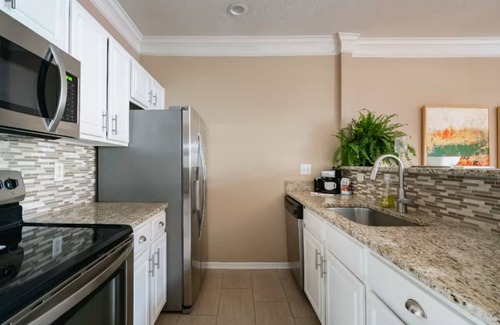 Dublin House | Stylish 1-bedroom Townhome with Washer-Dryer/Parking/30-day+ /Gym/Pool