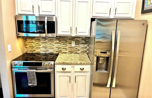 Dublin House | Stylish 1-bedroom Townhome with Washer-Dryer/Parking/30-day+ /Gym/Pool