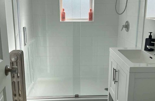 Old Irving Park Apartment | Stylish 1BR Stay in Irving Vibes